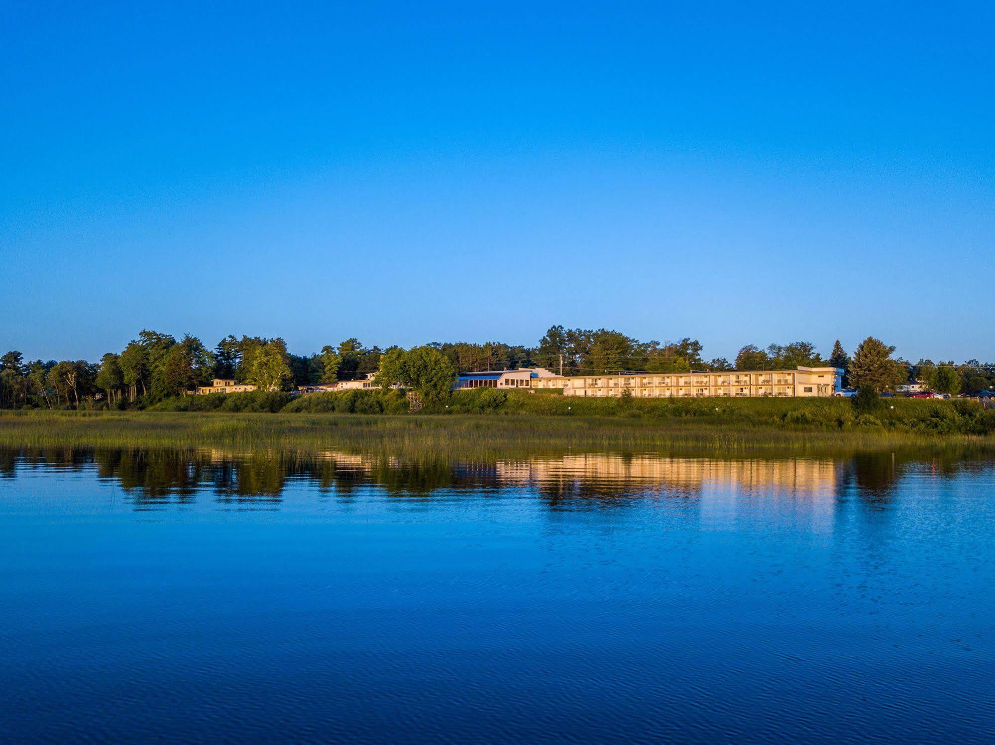 Terrace Bay Hotel - Lakefront Эсканаба Экстерьер фото