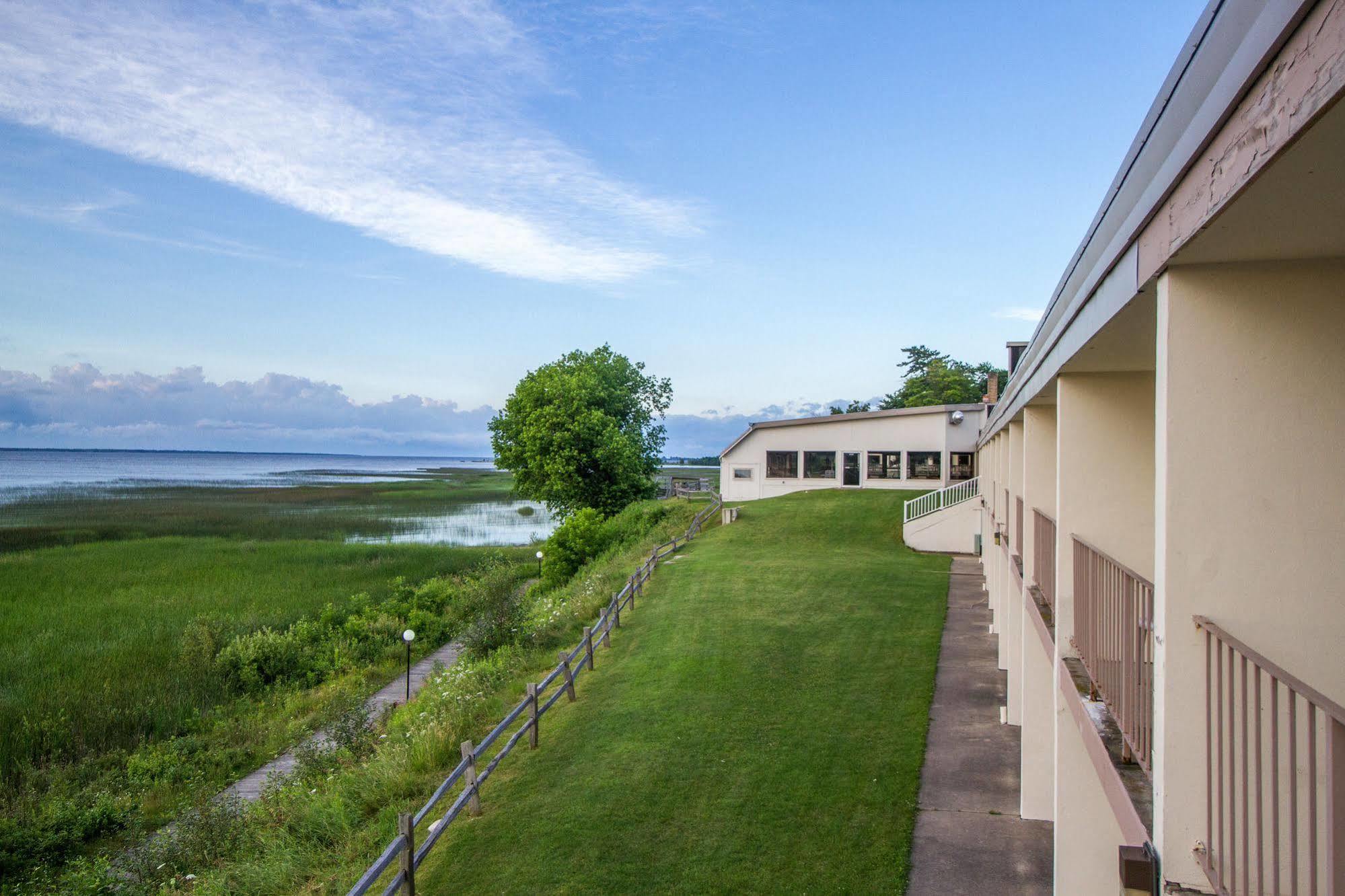 Terrace Bay Hotel - Lakefront Эсканаба Экстерьер фото