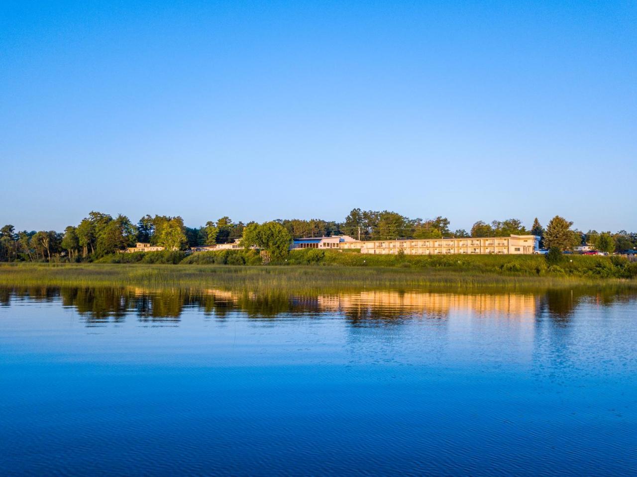 Terrace Bay Hotel - Lakefront Эсканаба Экстерьер фото